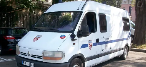Une plaque en hommage au policier tué sur les Champs-Elysées