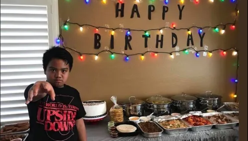 Seul pour son anniv, les acteurs de Stranger Things consolent un fan