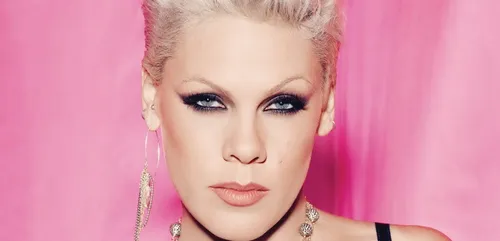 Pink : sa fille de six ans se lance dans les tutoriels maquillage...