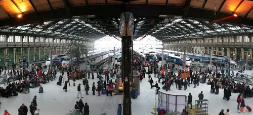 Grève : un usager tombe sur les voies Gare de Lyon (vidéo)