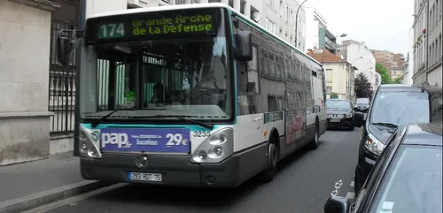 Clichy : le siège d’un bus de la ligne 174 prend feu
