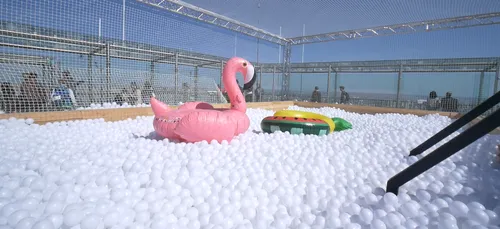 Une piscine à balles en haut de la Tour Montparnasse
