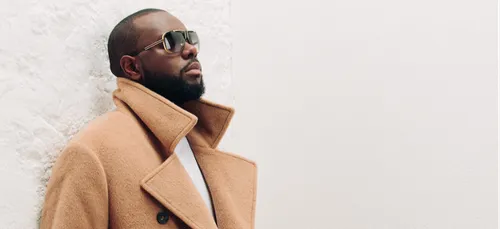 Maître Gims partage une vieille photo de lui, sans ses lunettes noires