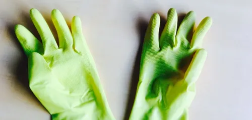 Calvin Klein se lance dans la vente de… gants ménagers ! (photos)