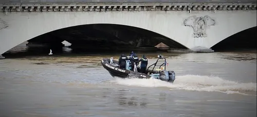 Poussé par ses amis, un ado se noie dans la Seine