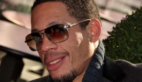 JoeyStarr s’affiche au lit avec Karine Le Marchand (photo)