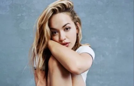 Rita Ora fond en larmes sur scène en rendant hommage à Avicii (Vidéo)