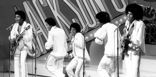 Les Jackson Five se reforment sur scène avec Michael Jackson en...