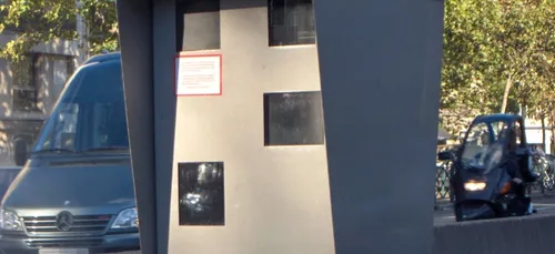 Déguisé en poulet, il grimpe sur un radar pour contester les...