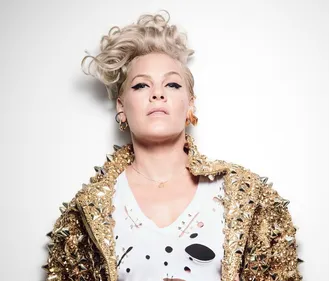 Pink : une fillette de 12 ans lui vole la vedette (Vidéo)