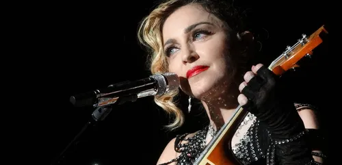 Madonna : sa fille s'affiche avec des poils sous les aisselles pour...