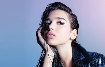 Dua Lipa devient co-créatrice de mode pour une célèbre enseigne...