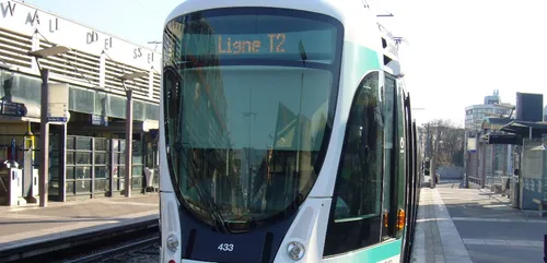Un tramway termine sa course dans un poteau à la Porte de Versailles