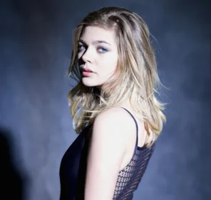 Louane : sa magnifique reprise de Lorde avant de monter sur scène...
