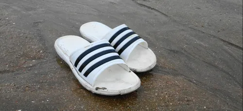 Découvrez la " claquette - banane " : la nouvelle tendance de cet...