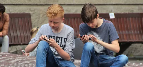 Portable à l’école : une loi pour l’interdire aux élèves et aux...