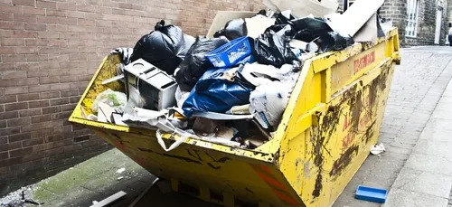 Un propriétaire furieux déverse un camion d’ordures devant chez ses...