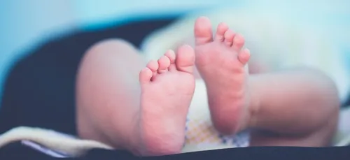 Enterré vivant pendant sept heures, un nouveau-né est...