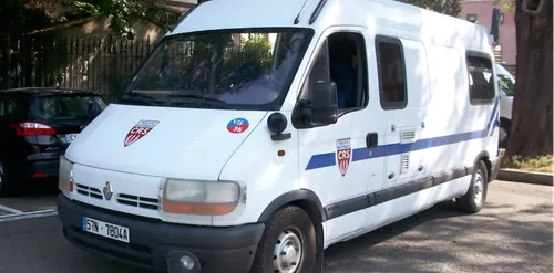 Paris : une voiture percute volontairement un fourgon de CRS