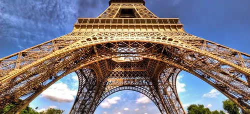 Le mur de verre a commencé à entourer la Tour Eiffel
