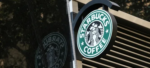 Un homme poignarde trois personnes dans un café parisien