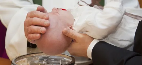 Un prêtre gifle un enfant pendant un baptême (Vidéo)