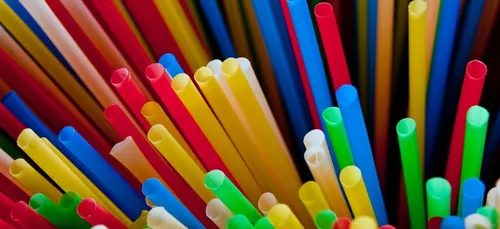 Paris interdit les pailles en plastique