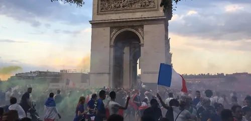 Un projectile lancé sur le bus des bleus sur les Champs-Elysées...