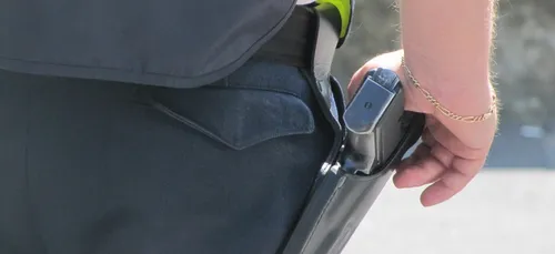 Essonne : un policier oublie son arme dans la cabine d'essayage du...
