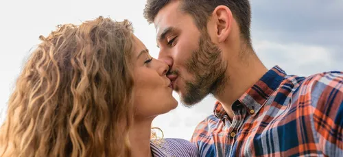 Amour : pour quelle raison s’embrasse-t-on moins souvent avec le...