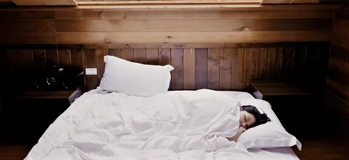 Élancourt : un homme lui caresse les fesses pendant son sommeil