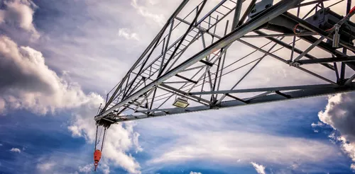Elle escalade une grue pour faire un selfie et se tue