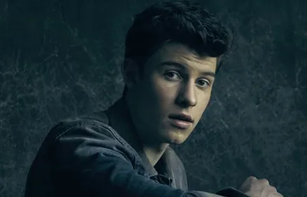 Quand Shawn Mendes adopte le fard à paupières pailleté (Vidéo)