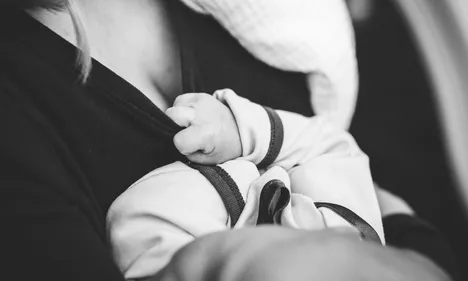 Priée de se couvrir, cette femme qui allaite a une réaction géniale