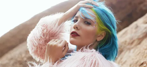 Halsey méconnaissable : les internautes se moquent de ses cheveux...