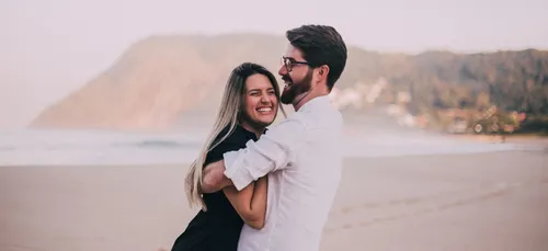 Couple : le geste qui prouve que votre partenaire s'engage dans...