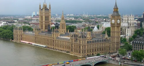 Londres : une voiture fonce sur les barrières du Parlement