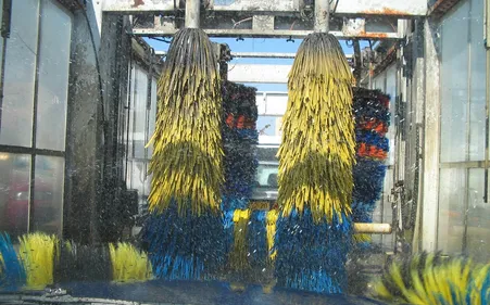 Il prend sa douche nu sous les rouleaux d’une station de lavage...