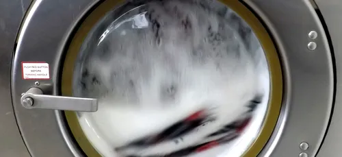 Une Instagrameuse choque en enfermant son chien dans sa machine à...