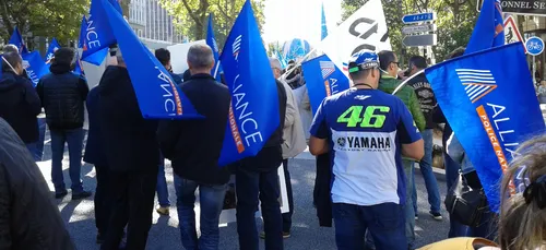 Rassemblement de soutien au policier après la course poursuite...