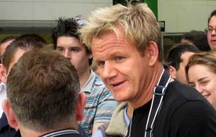 Rejeté pour son nanisme, un apprenti cuisinier est engagé par...