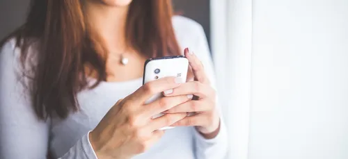 Tinder : elle débarque entièrement nue à son rendez-vous (Vidéo)