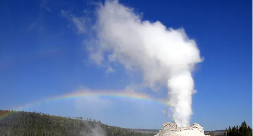 Paris : un impressionnant geyser de vapeur brûlante en pleine rue...