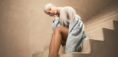 Ariana Grande : un sketch hilarant sur sa queue-de-cheval amuse la...