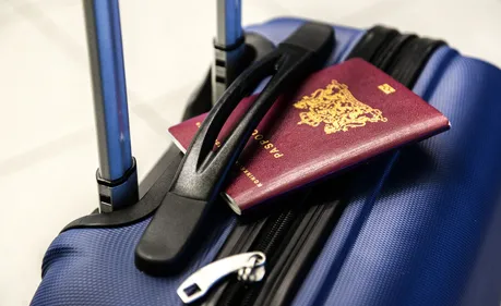 Elle rentre illégalement dans un pays cachée dans une valise (vidéo)