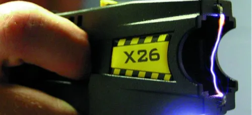 Paris : un homme agresse deux personnes au ciseau