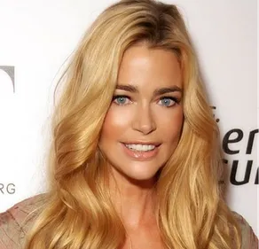 Denise Richards s’est remariée dans une robe très originale ! (Photo)