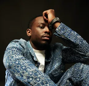 Dadju : vieilli et moustachu, il est méconnaissable (Photo)