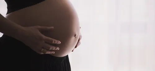 Une femme enceinte de triplés dévoile l’évolution spectaculaire de...