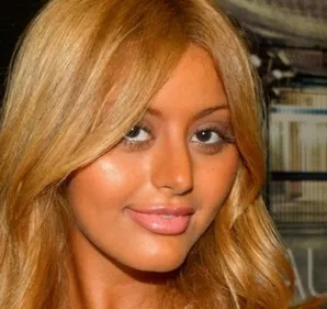 Quand Zahia se rend topless à une soirée (photo)